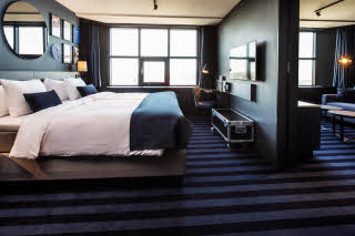 Foto: Jesper Rais Overview of Junior Suite, bed and living room